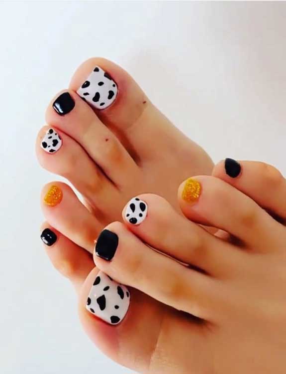 Cloudy-Cow-Typo-Toe-Nails